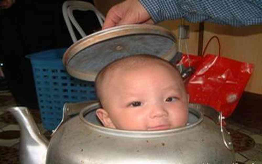 Un enfant dans un bouilloire