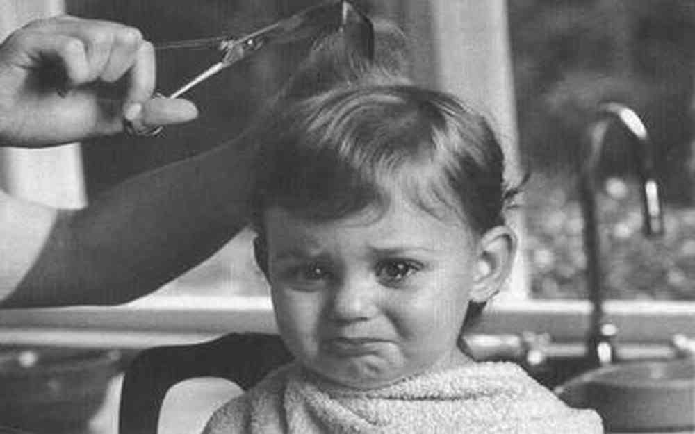 Un enfant qui n'aime se faire coiffer