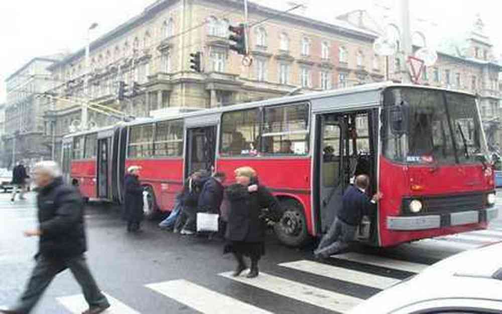 Pousser un bus dans un carrefour