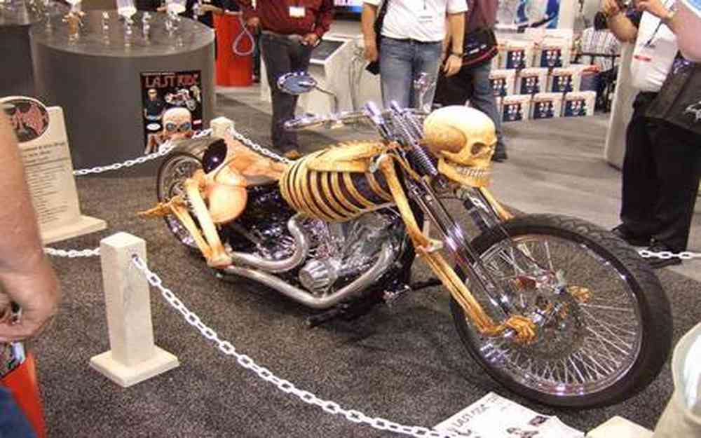Une moto sous forme de squelette