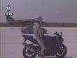course entre moto voiture et avion