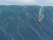 Surf sur une énorme vague