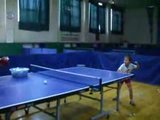 Une fille de 6 ans joue au ping pong