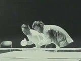 Bruce Lee joue au tennis de table